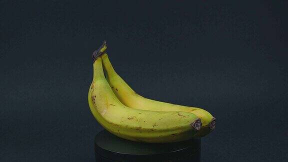 香蕉在地板上旋转