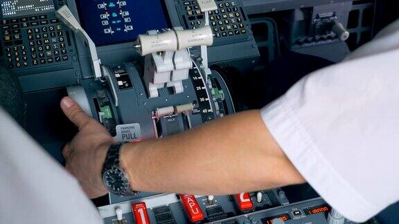 关闭飞行员调节襟翼杆的手检查旋转的叶片