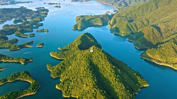 中国浙江省杭州市千岛湖自然风光的航拍照片