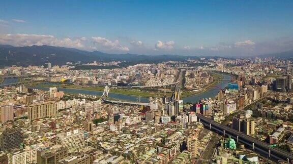 阳光明媚的一天台北市景河流桥梁航空全景4k时间推移台湾