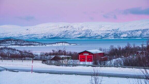 延时4K:白雪中的红房子瑞典阿比斯科国家公园