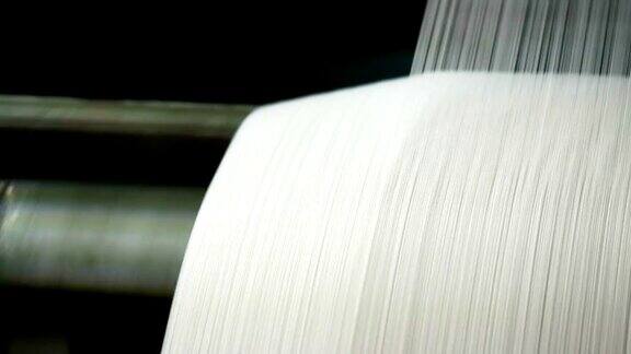 复古古典风格经编机的织布机上的白色线
