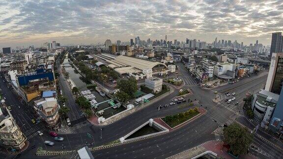 泰国曼谷市中心日出时分华兰芳火车站附近的RamaIV路口的4K延时视频