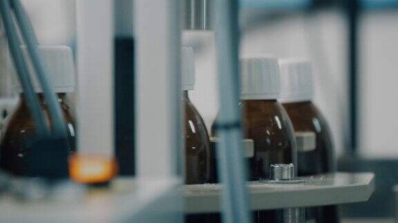 4K自动化生产线输送机在一个工厂的螺旋盖玻璃瓶医疗输送机生产药品瓶子制药行业近景深