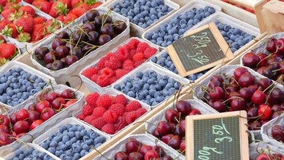 市场柜台上有很多夏天的浆果