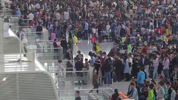 现代化的火车站里挤满了人