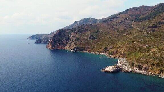 岩石中的天然拱门和绿松石色海水海湾DelikDeniz土耳其风光