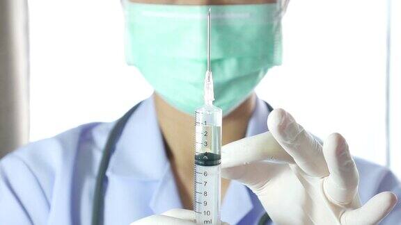 男外科医生用医用注射器注射疫苗和药物4k分辨率(超高清)