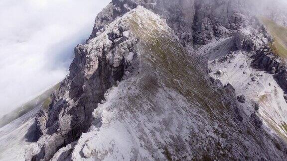 陡峭的岩石高山的空中山脊史诗般的景观无人机风光飞过