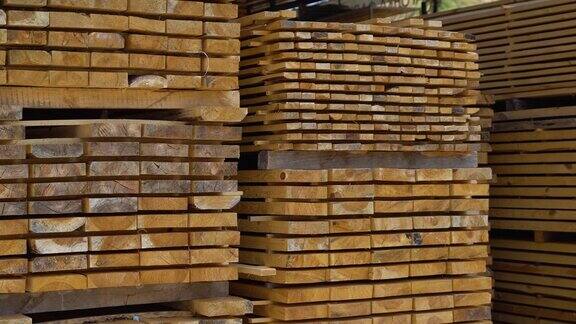 建筑材料仓库里的木板