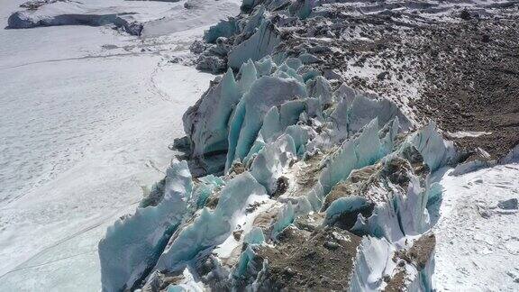 冰川像一条巨龙涌进冰湖