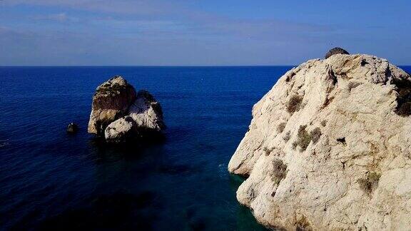阿芙罗狄蒂的海湾海岸海滩大海岩石塞浦路斯地中海旅游和休息的地方疗养胜地