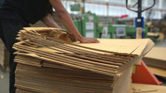 仓库人员对纸制品的工作纸品仓储的前台和后台