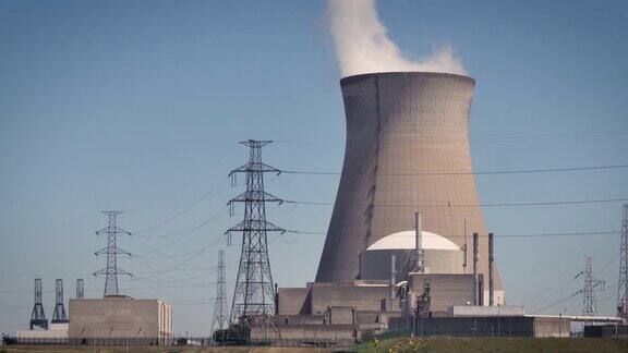 杜埃尔核电站与冒烟的冷却塔