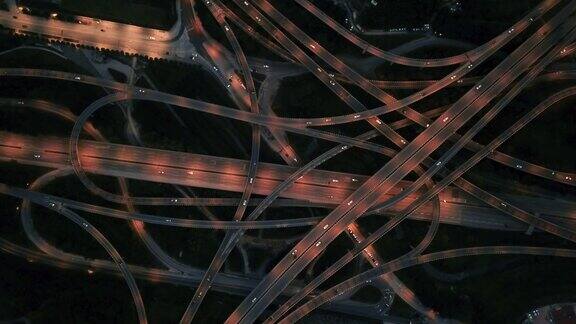 鸟瞰图天桥和繁忙的交通在黄昏