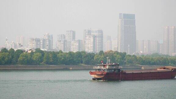 阳光明媚雾霾弥漫的长沙市江面船只交通慢镜头全景4k中国