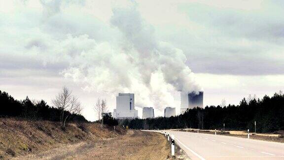 核电站冷却系统背景是巨大的云和烟雾