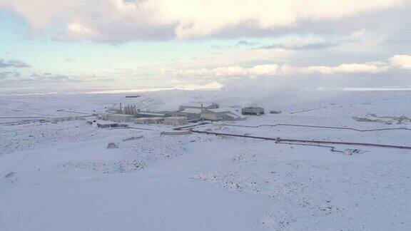 在冰雪覆盖的景观中偏远的工厂冰岛