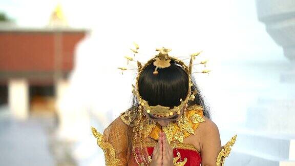 泰国妇女穿着典型的泰国服饰认同泰国文化