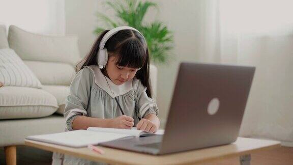 十几岁的女孩在家里学习视频在线课程
