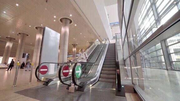 人们在机场航站楼乘坐自动扶梯的时间间隔