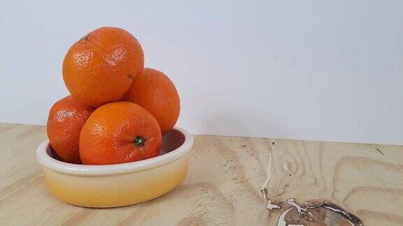 陶制盘子里的橘子杂货