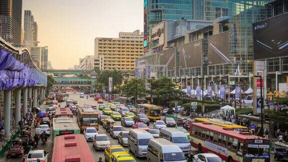 曼谷市景黄昏时分高楼林立的商业区(泰国曼谷)