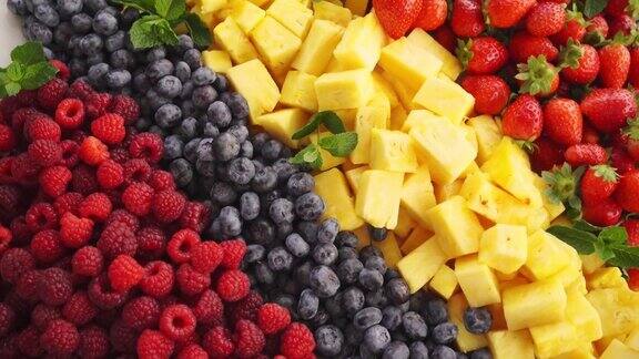 水果什锦覆盆子、蓝莓、菠萝和草莓