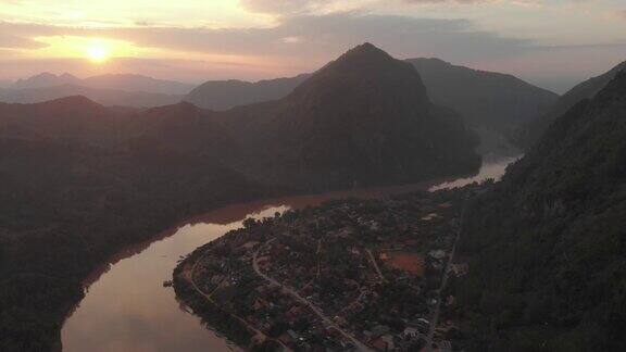 航拍:飞越老挝南欧河壮观的日落天空美丽的山景东南亚著名的旅游目的地