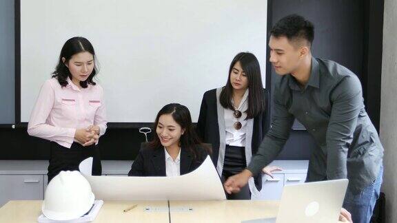 4k商务女性和团队在会议上用笔记本为商业伙伴讨论文件和想法商务女性在工作中微笑