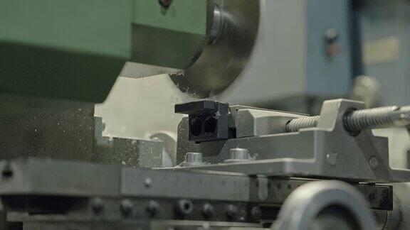电动圆锯工业机器刀片厂圆锯在金属零件上旋转