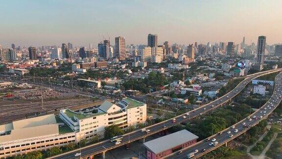 高空无人机拍摄的曼谷日落美景中的高速公路交通