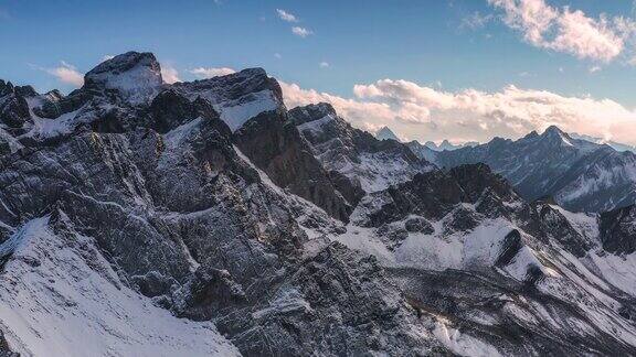 川西的雪山高耸在云层之上