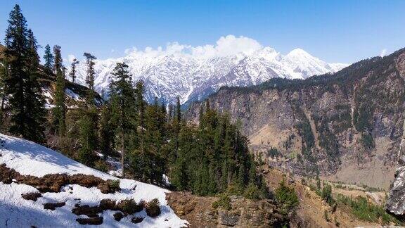 印度喜马偕尔邦马纳里的罗唐山口上的喜马拉雅山脉的时间推移视图
