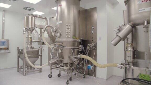 制药厂生产大厅工业设备及金属设施示范自动化机械在药品生产过程中发挥作用