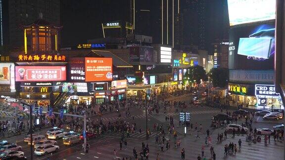 夜间时间长沙市区著名的拥挤交通街道人行横道屋顶慢镜头全景4k中国