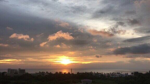 从普吉岛的屋顶上看日落