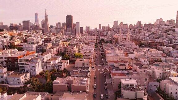 日落时俯瞰住宅区的旧金山市中心鸟瞰图