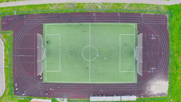 从无人机俯瞰足球场