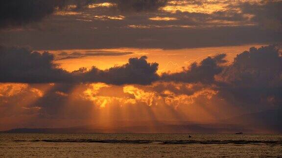 日出云海从Sanur海滩巴厘岛印度尼西亚