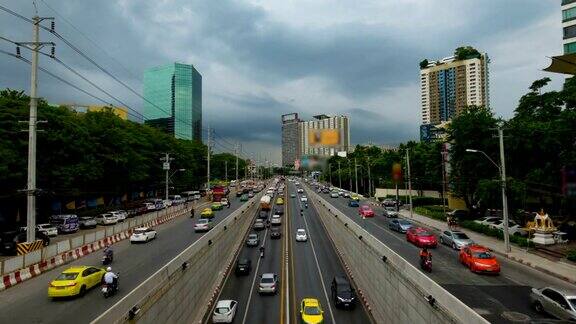 时间流逝长时间暴露在曼谷交通拥堵和汽车拥挤的十字路口交通与城市景观概念