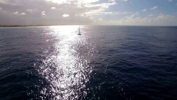 航拍明亮阳光下的帆船