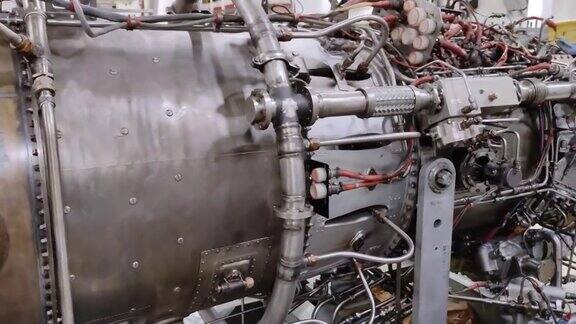 喷气发动机喷嘴燃料线喷气发动机维修涡轮喷气发动机的维修特写镜头