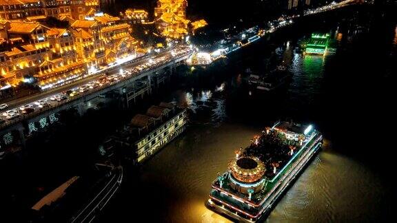 夜间长江上的游船中国重庆