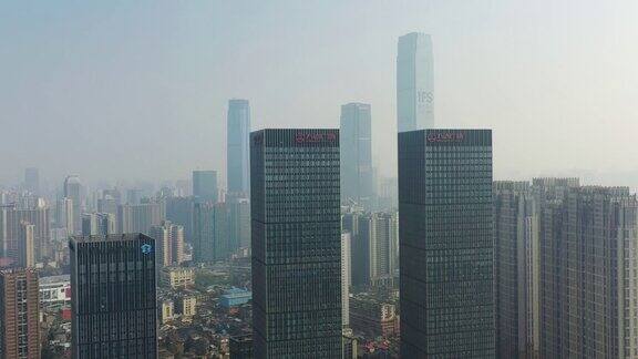 飞越长沙市著名的市中心晴天空中全景4k中国