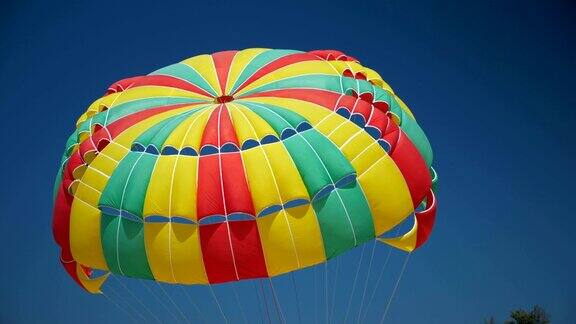 蓝天下的奇妙多彩的降落伞