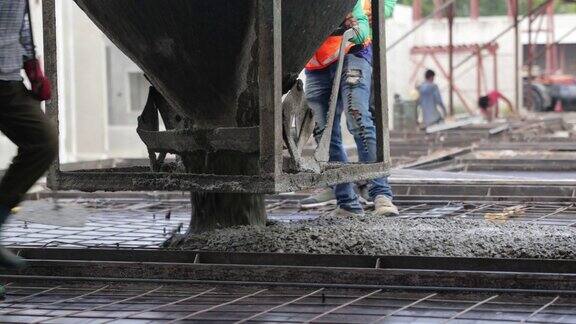 男子浇筑混凝土板在预制厂工作的亚洲工程师在工厂工业设施中戴安全帽的工程工人重工业制造厂