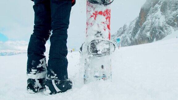 SLOMO滑雪板手把他的滑雪板插在雪地里