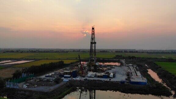 日落时分在钻井平台上发现了石油