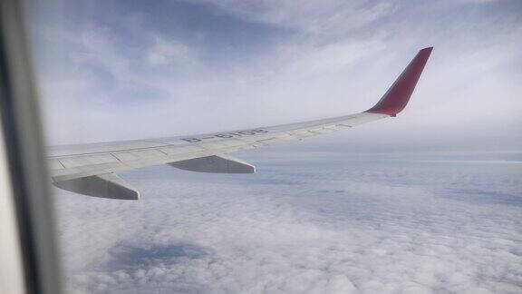 飞机机翼和云